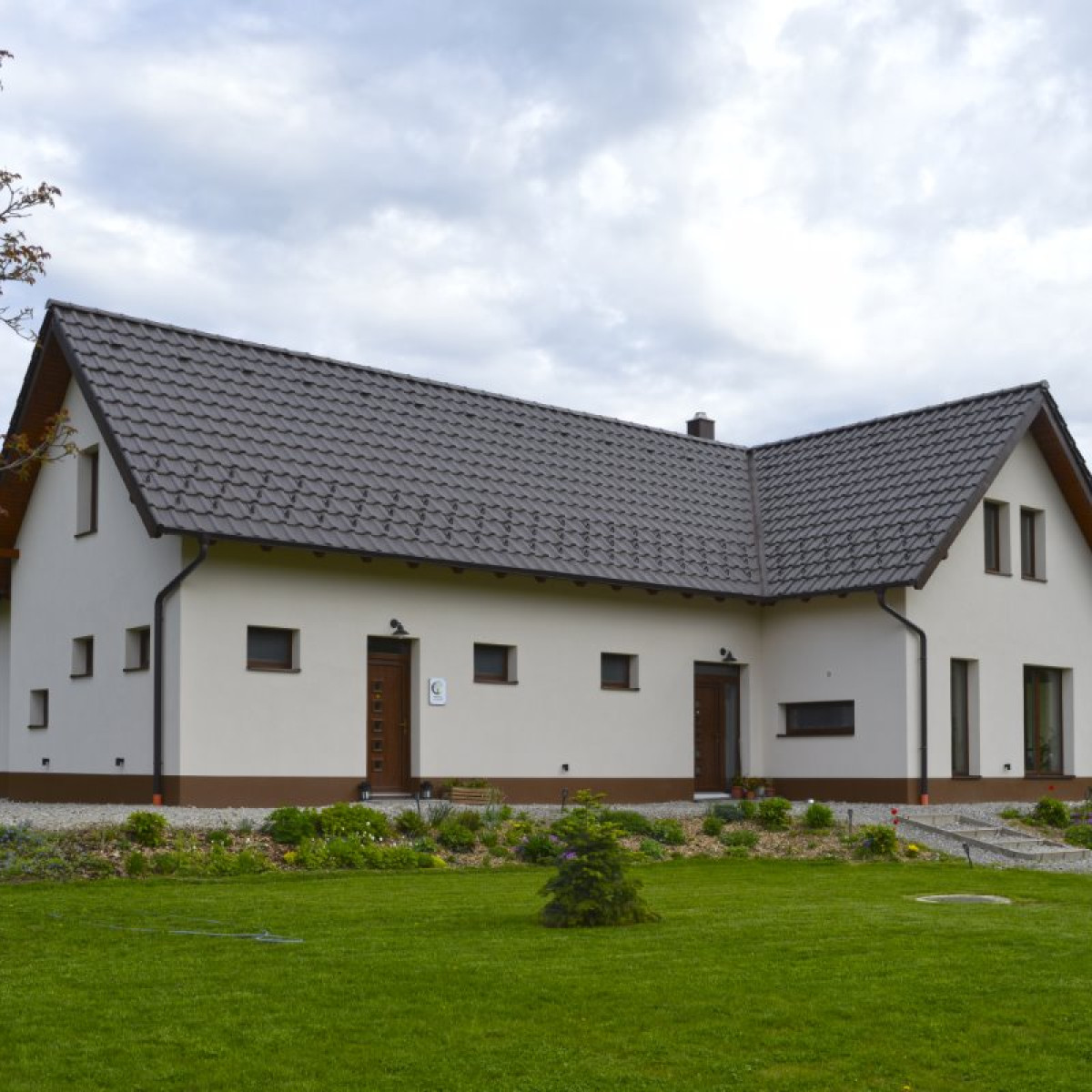 Sötétbarna engóbozott